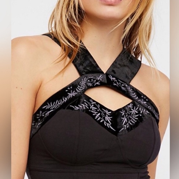 Black corset like top with velvet embroidered straps - Picture 4 of 9